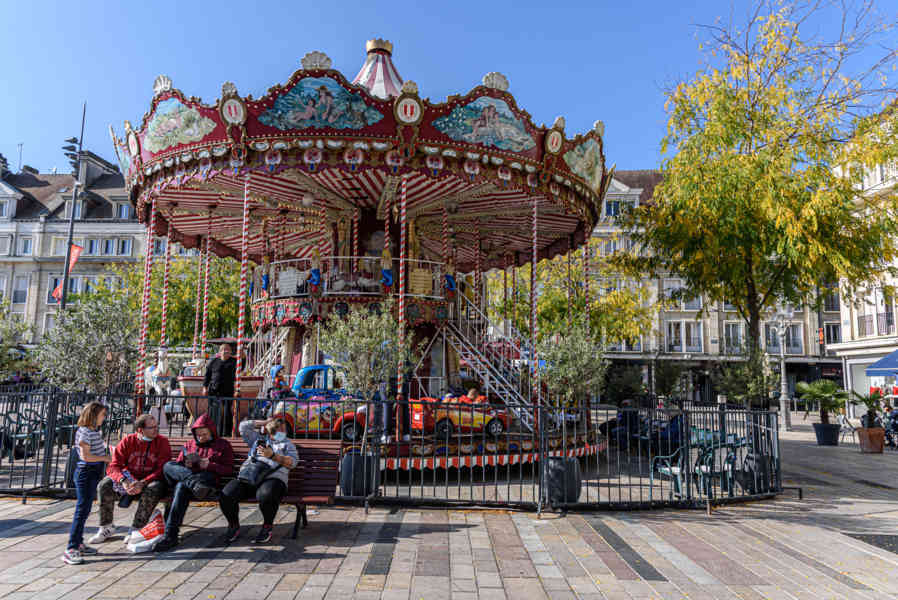 Francia - Beauveais 03 - plaza Jeanne Hachette.jpg